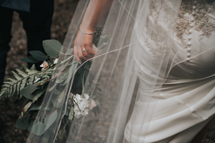 Фата на свадьбу: как выбрать и сочетать с платьем?