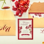 Свадебные приглашения в бордовом цвете в золотом конверте